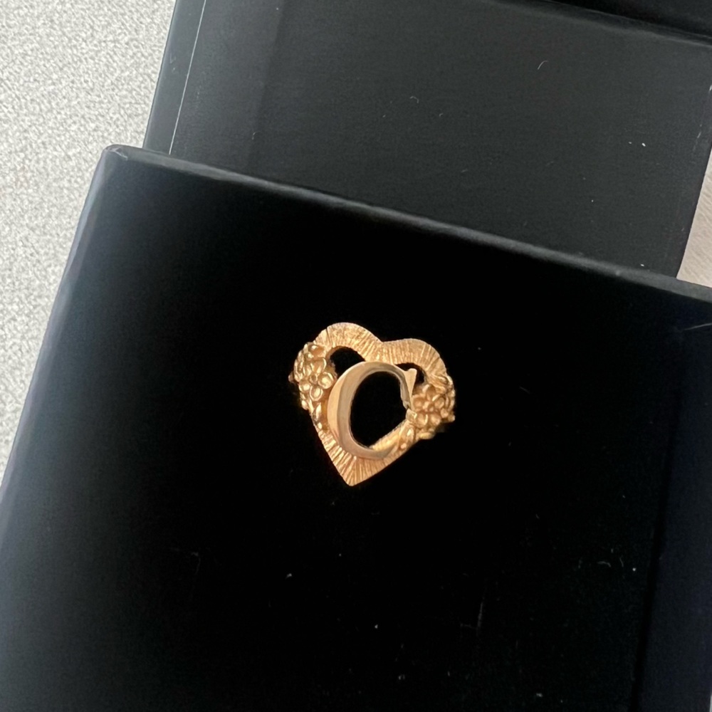 The M Jewelers Initial ‘C’ Ring